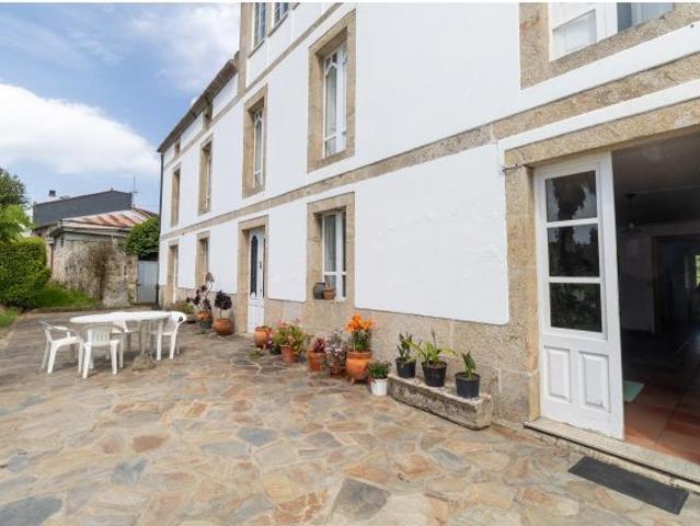 Casa señorial gallega con hórreo, granero y 12.000 m2 de finca cerca de Foz y Burela