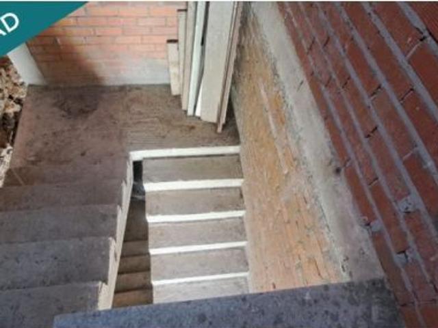 Casa sin terminar en valtuille de arriba con garaje y patio