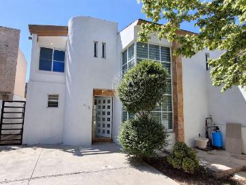 Casa sin amueblar con amplio patio, en Magnolias