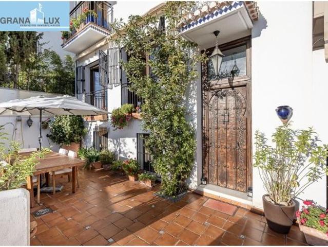 CASA SINGULAR EN ALBAICÍN JUNTO A PUERTA DE ELVIRA