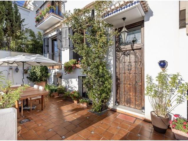 CASA SINGULAR EN ALBAICÍN JUNTO A PUERTA DE ELVIRA