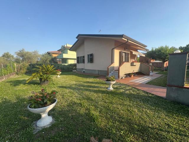 Casa singola in affitto Poveromo, Massa