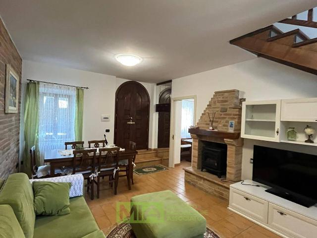 Casa singola in vendita a Monte Rinaldo, Centro