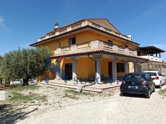 Casa singola in vendita a Bellante 430m² Bellante stazione