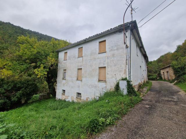 Casa singola in vendita a Serrapetrona