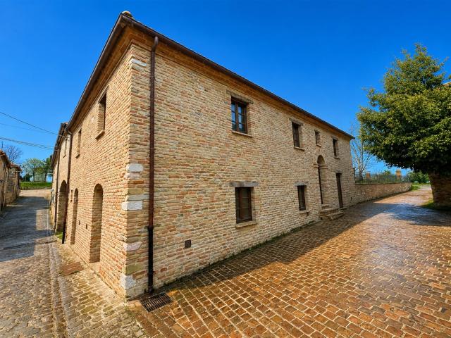 Casa singola nel paese con ampio giardino privato 200m² Pergola