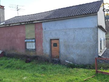 Casa situada a apenas 6 km da vila de Oleiro