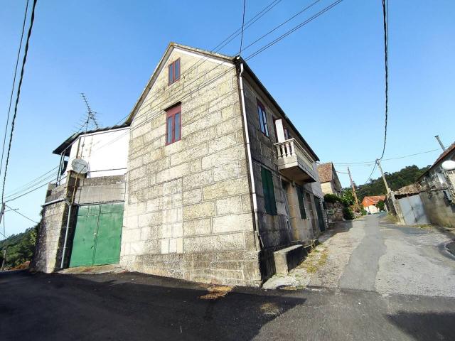 Casa situada en la parte alta de Paredes en Vilaboa Pontevedra