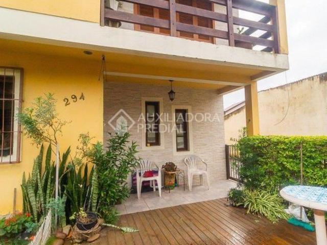 Casa Sobrado, 3 suítes e 6 vagas, pátio e churrasqueira