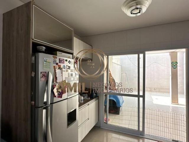 Casa Sobrado, 03 dormitórios, 01 suíte, 125m² C, 02 banheiros, garagem coberta, Jardim das Indústria