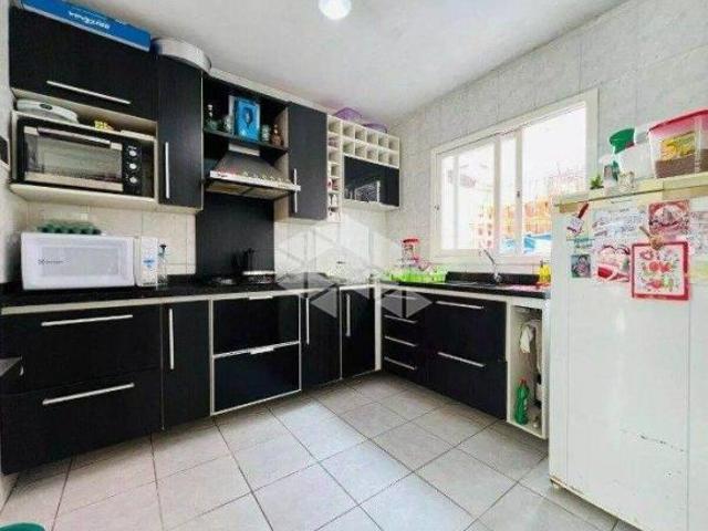Casa sobrado, 2 dormitórios, 2 banheiros, 1 vaga de garagem e churrasqueira. Cachoeirinha