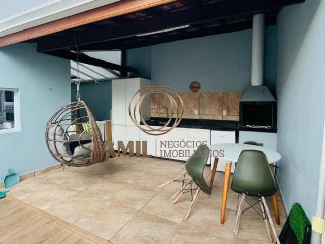 Casa sobrado, 4 quartos sendo 3 suites, A/C 245m², Terreno 265m², piscina, Jardim das Indústrias, Sã