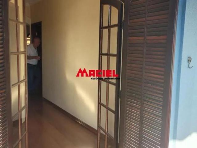 casa sobrado com ampla varanda na frente e nos fundos