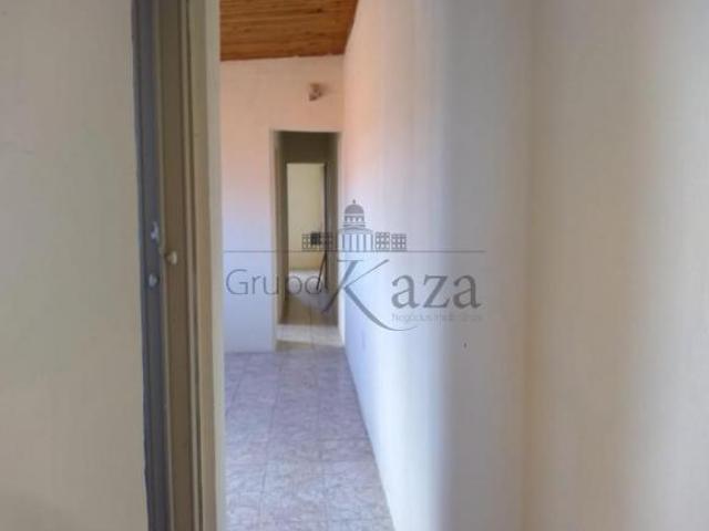 Casa Sobrado com Ponto Comercial Bairro Jardim Emilia Jacareí 3 Dormitórios 125m² Uma Suíte