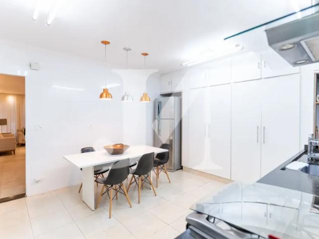 Casa sobrado com 193m², 4 Dormítórios, 01 Suíte e 2 Vagas no Jardim Anália Franco, para uso comercia