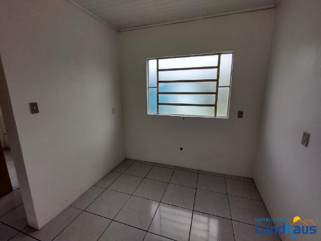 Casa / Sobrado com 1 dormitório para alugar por R$ 680,00