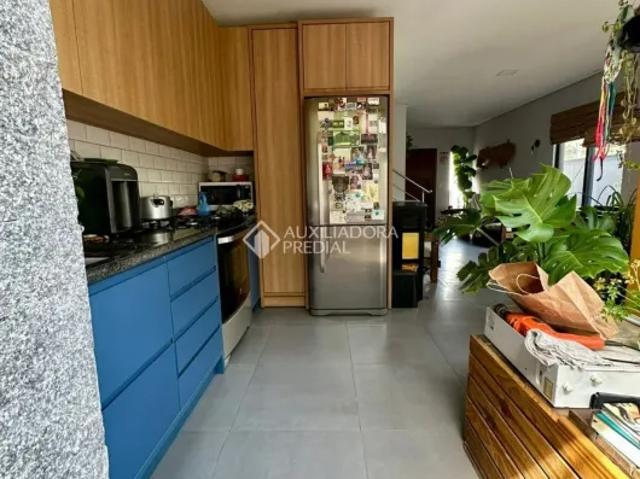 Casa sobrado com 3 dormitórios e 1 súite e 115m2