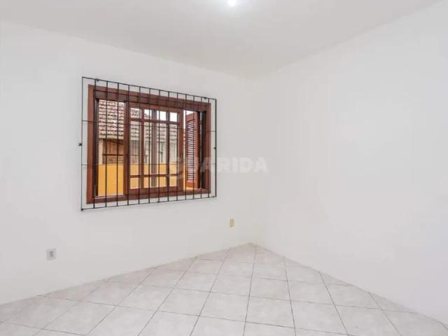 Casa sobrado com 3 dormitórios, sendo 1 suíte, no bairro Cavalhada, com duas vagas de garagem!