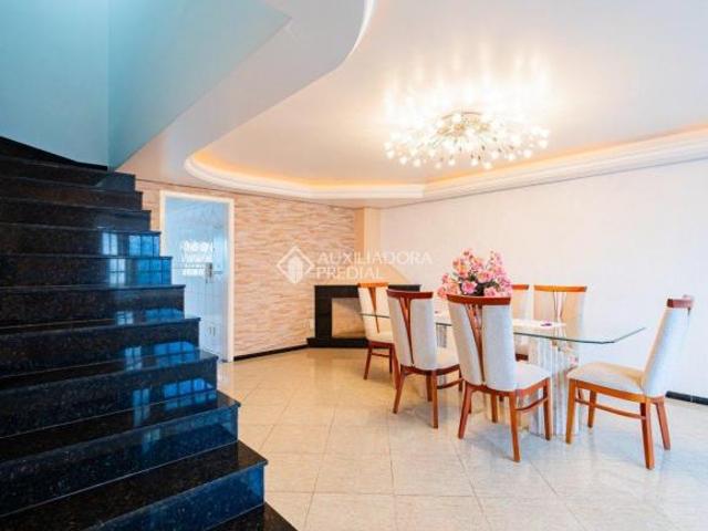 Casa Sobrado no Bairro Parque Santa Fé, com 3 Quartos sendo 1 Suite Master, 262m2, 3 Garagens e Páti