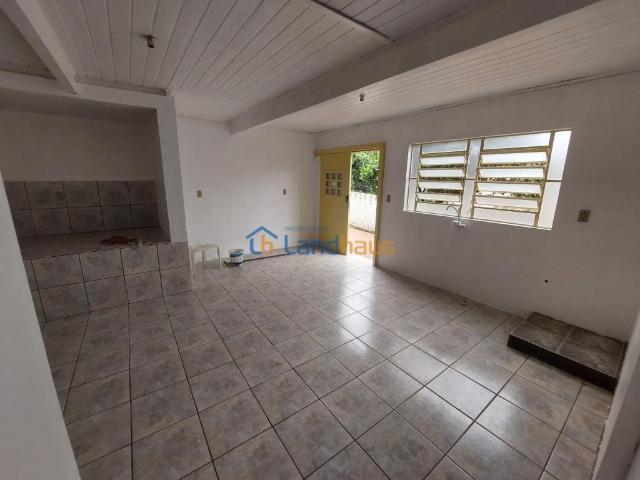 Casa / Sobrado com 2 dormitórios para alugar por R$ 1.300,00