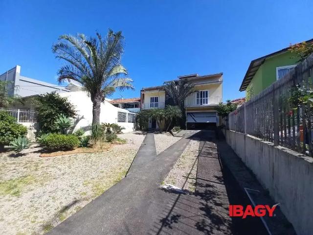 Casa / Sobrado Comercial para Locação em Palhoça/SC Passa Vinte 3 Quartos