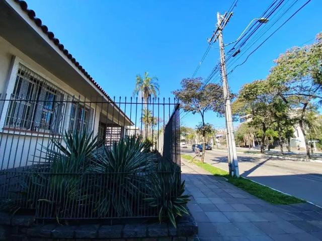 Casa / Sobrado Comercial para Locação em Porto Alegre/RS São João 3 Quartos