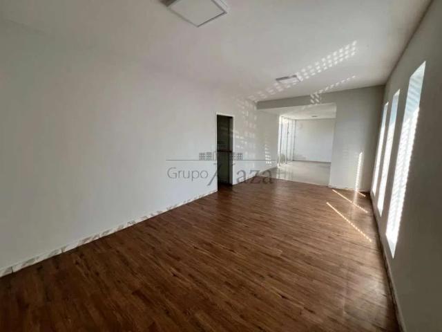 Casa / Sobrado Comercial para Locação em São José dos Campos/SP Vila Betânia 8 Quartos