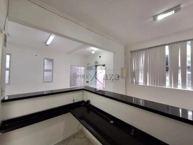 Casa / Sobrado Comercial para Locação em São José dos Campos/SP Jardim São Dimas 5 Quartos
