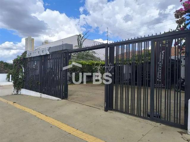 Casa / Sobrado Comercial para Venda em Goiânia/GO Loteamento Celina Park 3 Quartos
