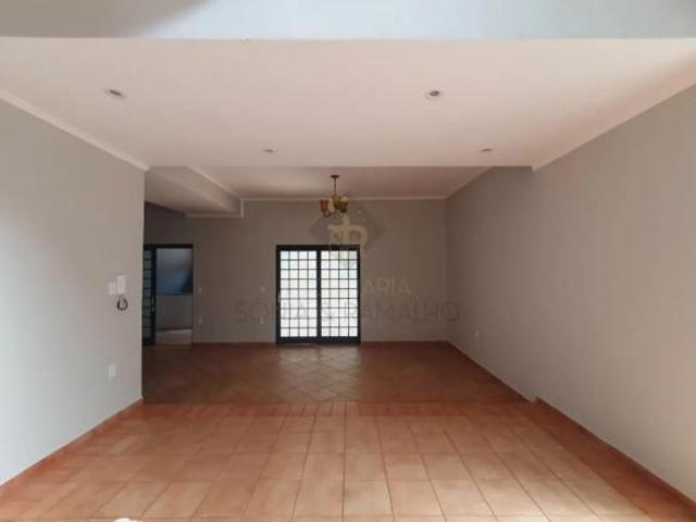 Casa sobrado à venda e locação com 236,87m² de área construída, varanda com área de churrasco e 04 q