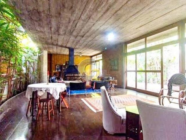 Casa Sobrado à venda no Alto de Pinheiros com 3 quartos, 3 suites e 2 vagas