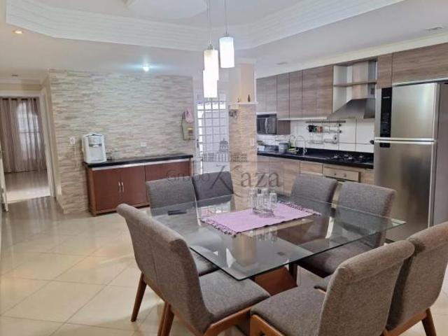 Casa Sobrado Geminada com Edícula Jardim Portugal 4 Dormitórios 190m² Estuda Permuta
