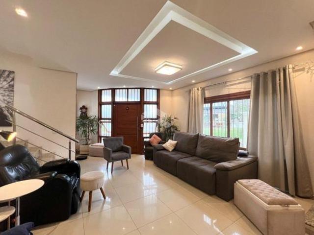 Casa sobrado de 274m², com 4 quartos, 2 suítes, 4 banheiros e 2 vagas no Marechal Rondon