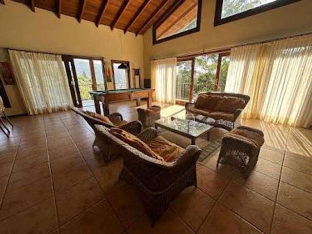 Casa / Sobrado em Condomínio para Locação em Ubatuba/SP Toninhas 4 Quartos