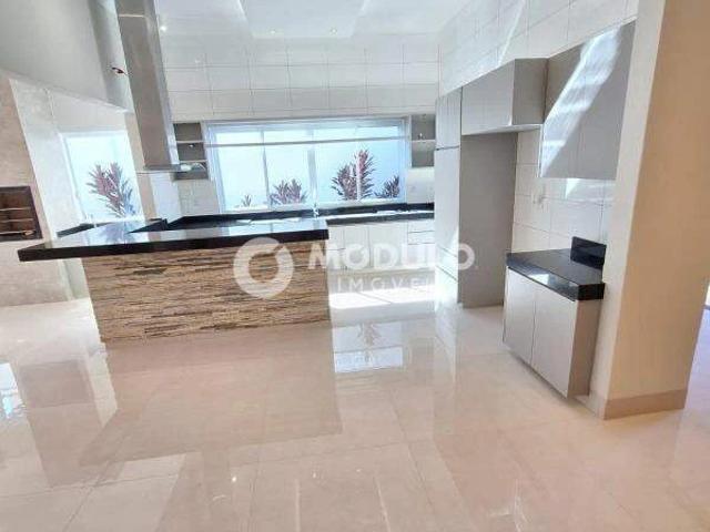 Casa / Sobrado em Condomínio para Locação em Uberlândia/MG Aclimação 3 Quartos
