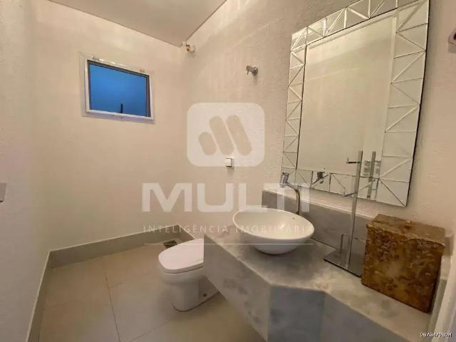 Casa / Sobrado em Condomínio para Locação em Uberlândia/MG Jardins Barcelona 4 Quartos