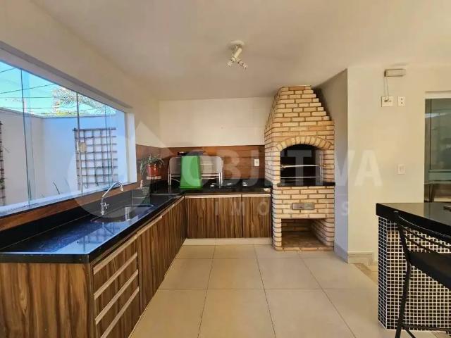 Casa / Sobrado em Condomínio para Locação em Uberlândia/MG Jardins Roma 3 Quartos