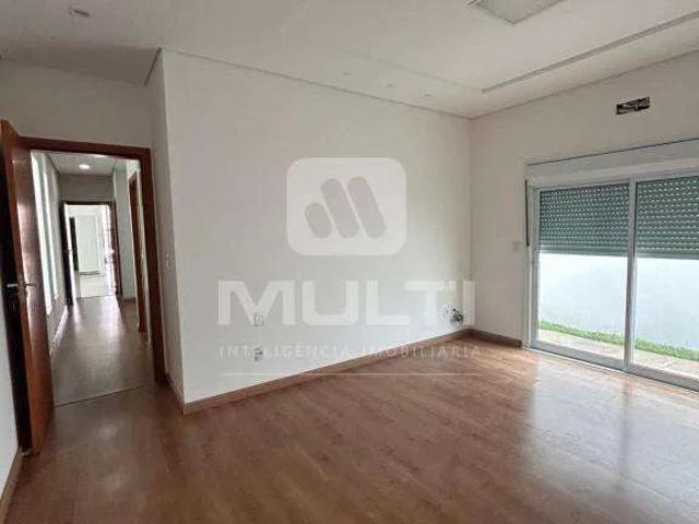 Casa / Sobrado em Condomínio para Locação em Uberlândia/MG Laranjeiras 3 Quartos