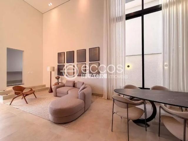 Casa / Sobrado em Condomínio para Locação em Uberlândia/MG Laranjeiras 3 Quartos