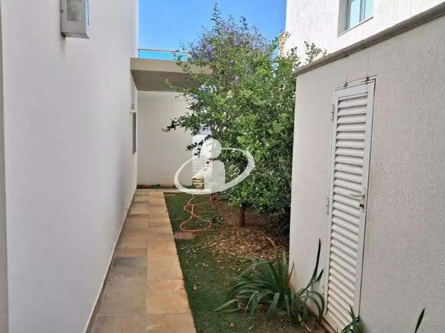Casa / Sobrado em Condomínio para Locação em Uberlândia/MG Nova Uberlândia 4 Quartos