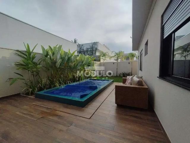 Casa / Sobrado em Condomínio para Locação em Uberlândia/MG Nova Uberlândia 4 Quartos
