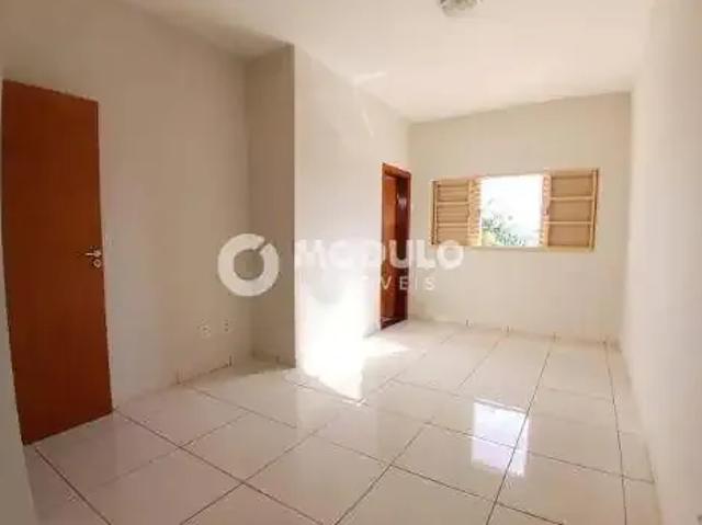 Casa / Sobrado em Condomínio para Locação em Uberlândia/MG Presidente Roosevelt 2 Quartos