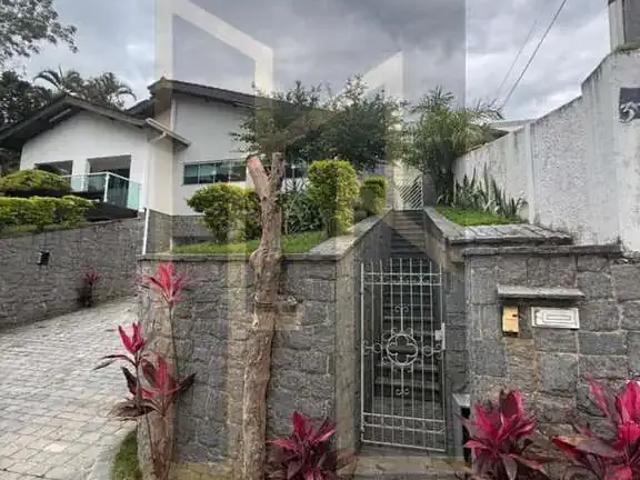 Casa / Sobrado em Condomínio para Locação em Arujá/SP Arujázinho I, II e III 4 Quartos