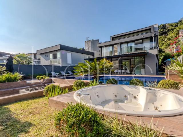 Casa / Sobrado em Condomínio para Locação em Balneário Camboriú/SC Ariribá 4 Quartos