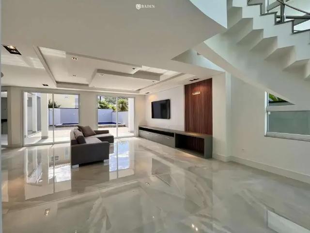 Casa / Sobrado em Condomínio para Locação em Balneário Camboriú/SC Ariribá 5 Quartos