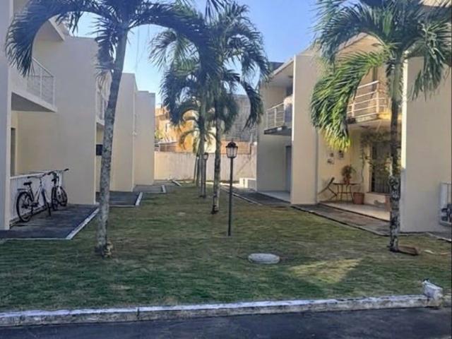Casa / Sobrado em Condomínio para Locação em Camaçari/BA Vila de Abrantes 3 Quartos