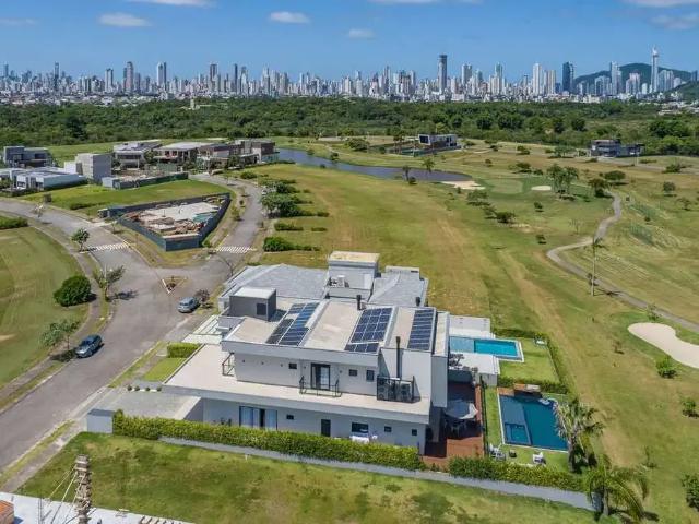 Casa / Sobrado em Condomínio para Locação em Camboriú/SC Centro 4 Quartos