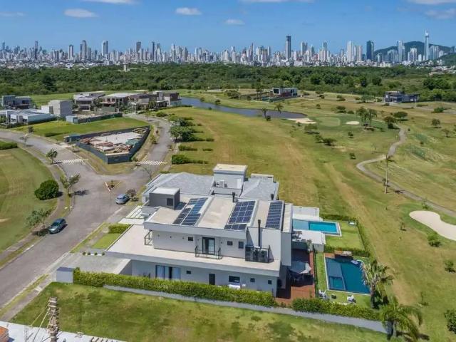Casa / Sobrado em Condomínio para Locação em Camboriú/SC Centro 4 Quartos