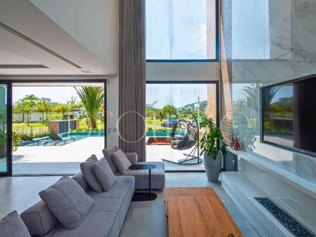Casa / Sobrado em Condomínio para Locação em Camboriú/SC Centro 4 Quartos