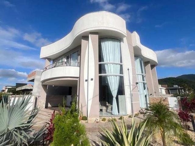 Casa / Sobrado em Condomínio para Locação em Camboriú/SC Centro 4 Quartos